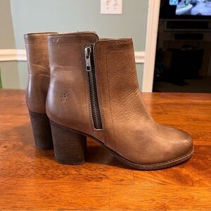 New Frye Addie Double zip Womens boot stone size 6